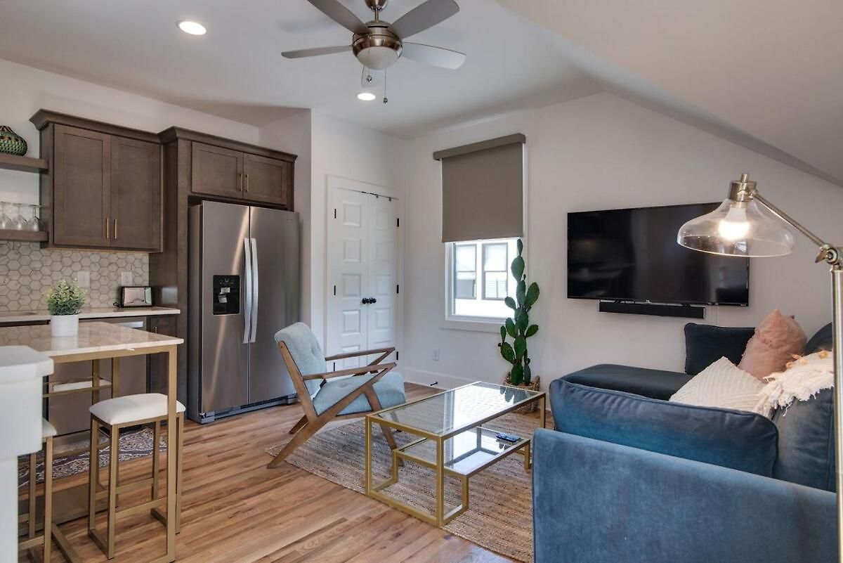 Charming East Nash Retreat, Walk To Dining Faves, Cozy Den, Workspace And Smart Tvs, Plush Velvet Sofa, Full Kitchen & Garage, Near Mas Tacos & Five Points, 10 Min To Broadway, 24 Hr Hospitality * Nashville