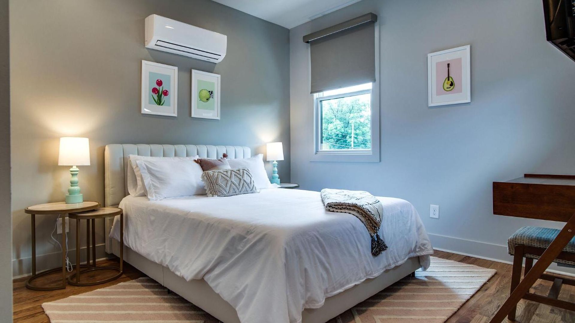 Modern East Gem, Walk To Local Favorites, Cozy Den, Workspace & Smart Tvs, Fully Equipped Kitchen, Garage & Fast Wifi, Near Mas Tacos, Rosepepper & Five Points, 10 Min To Broadway & Nissan Stadium, 24 Hr Hospitality Holiday home *