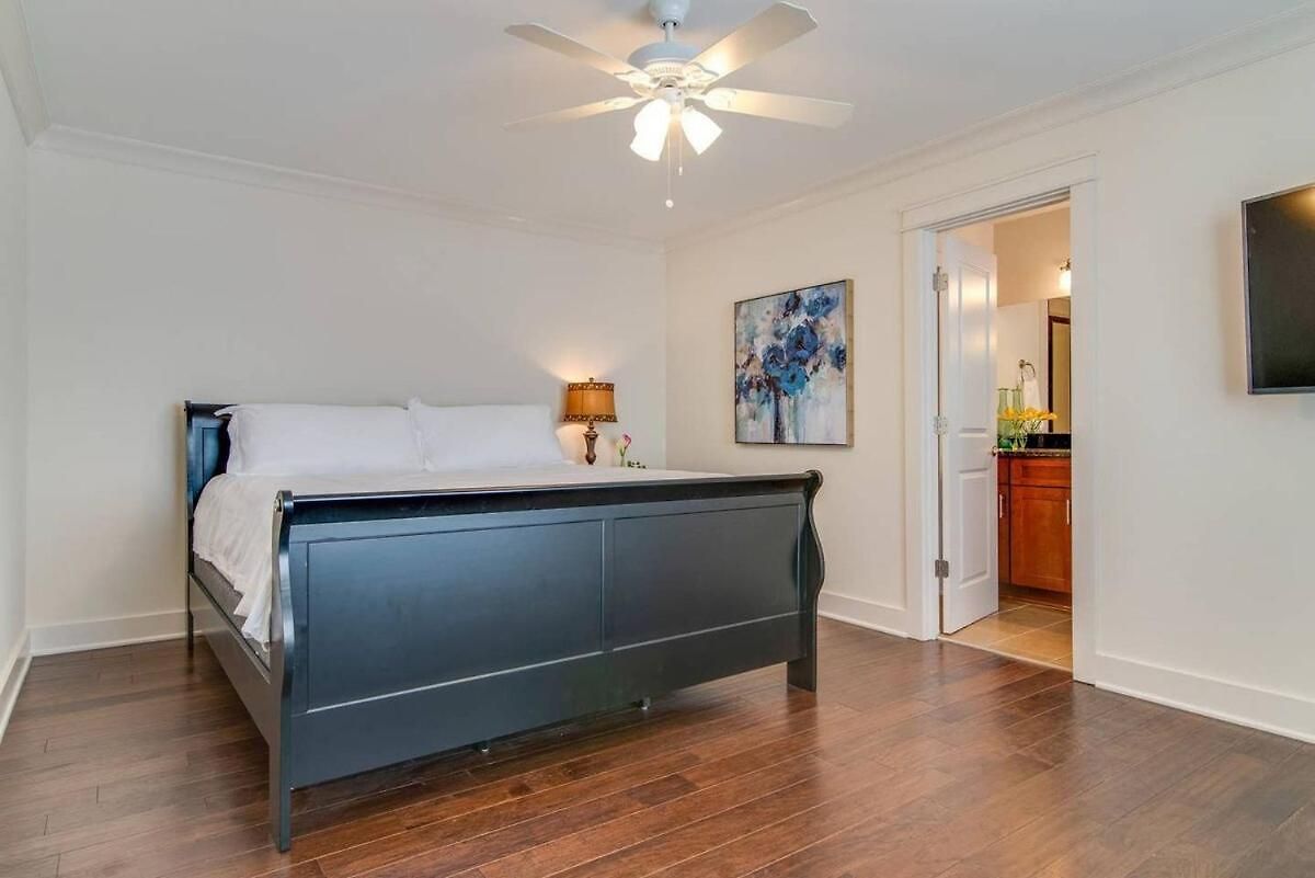 Holiday home Modern 3 King Belmont Retreat With 2 Living Walk To Belmont & Vanderbilt Near Music Row The Gulch & 12th South 2 Miles To Broadway Large Dining Table Smart Tvs Parking 24 Hr Hospitality Nashville