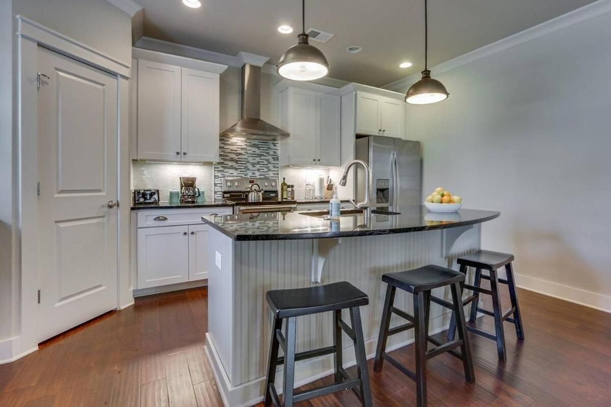 Spacious 4 King Belmont 2 Living Walk To Belmont & Vanderbilt Large Dining Table Smart Tvs Parking 24 Hr Hospitality Near Music Row & The Gulch 2 Miles To Broadway Holiday home Nashville