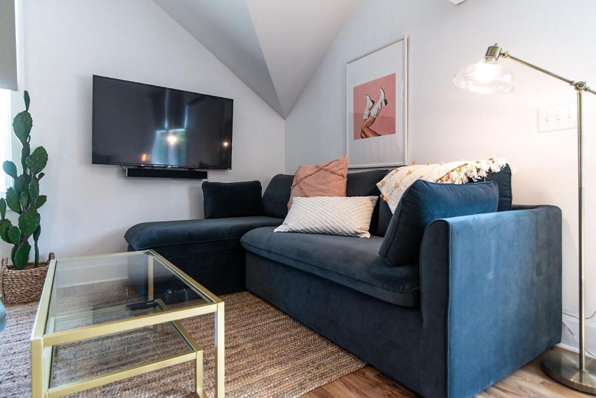 Charming East Nash Retreat, Walk To Dining Faves, Cozy Den, Workspace And Smart Tvs, Plush Velvet Sofa, Full Kitchen & Garage, Near Mas Tacos & Five Points, 10 Min To Broadway, 24 Hr Hospitality * Nashville