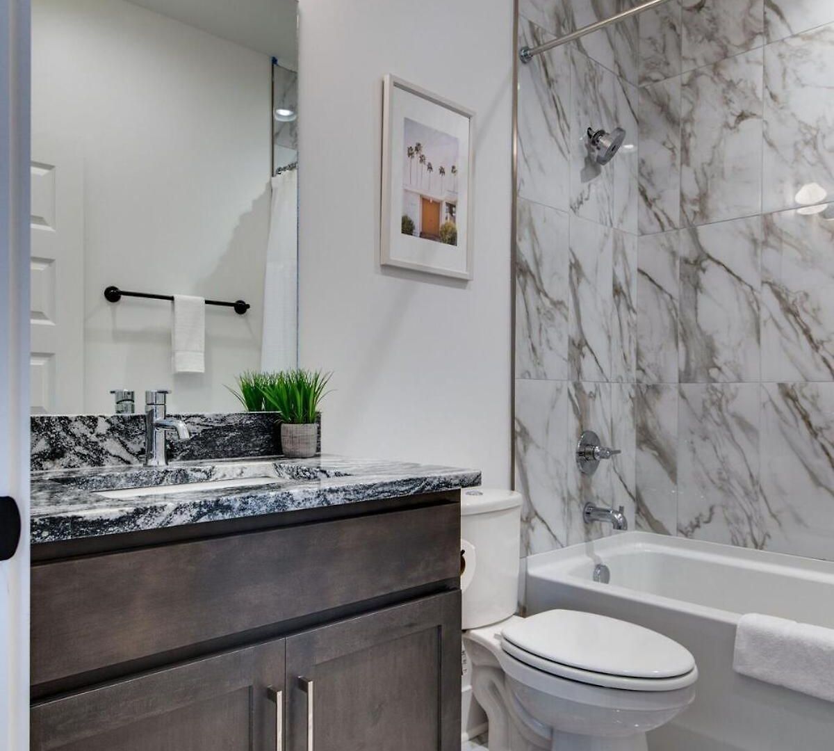 Charming East Nash Retreat, Walk To Dining Faves, Cozy Den, Workspace And Smart Tvs, Plush Velvet Sofa, Full Kitchen & Garage, Near Mas Tacos & Five Points, 10 Min To Broadway, 24 Hr Hospitality Holiday home *