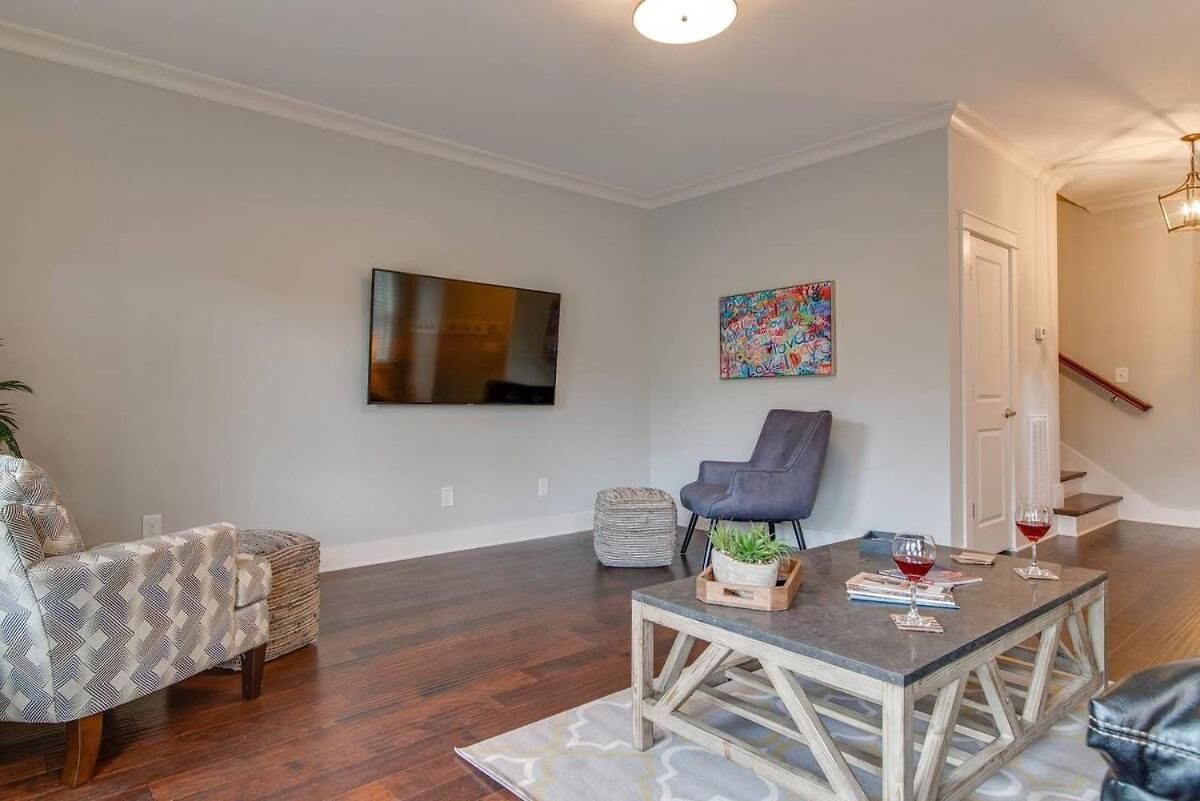 Modern 3 King Belmont Retreat With 2 Living Walk To Belmont & Vanderbilt Near Music Row The Gulch & 12th South 2 Miles To Broadway Large Dining Table Smart Tvs Parking 24 Hr Hospitality Holiday home