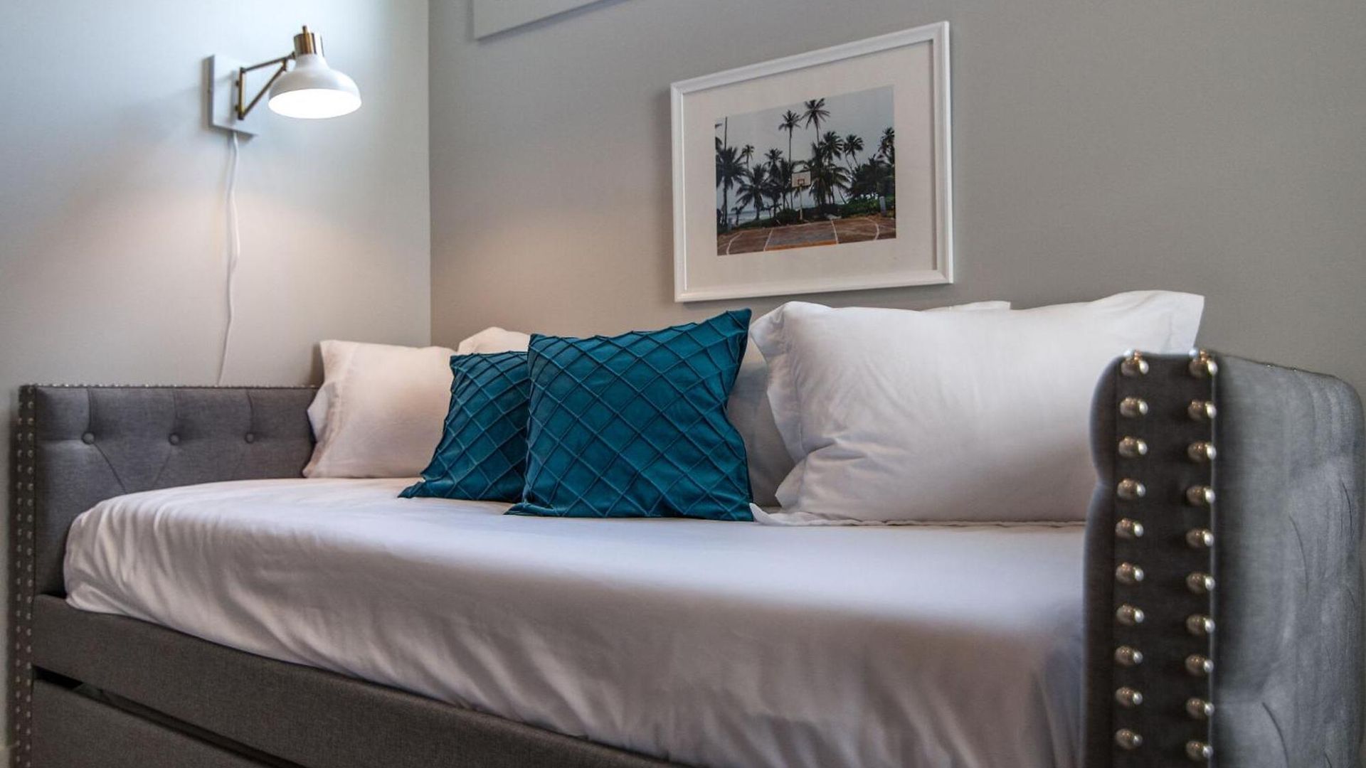 Modern East Gem, Walk To Local Favorites, Cozy Den, Workspace & Smart Tvs, Fully Equipped Kitchen, Garage & Fast Wifi, Near Mas Tacos, Rosepepper & Five Points, 10 Min To Broadway & Nissan Stadium, 24 Hr Hospitality Holiday home *