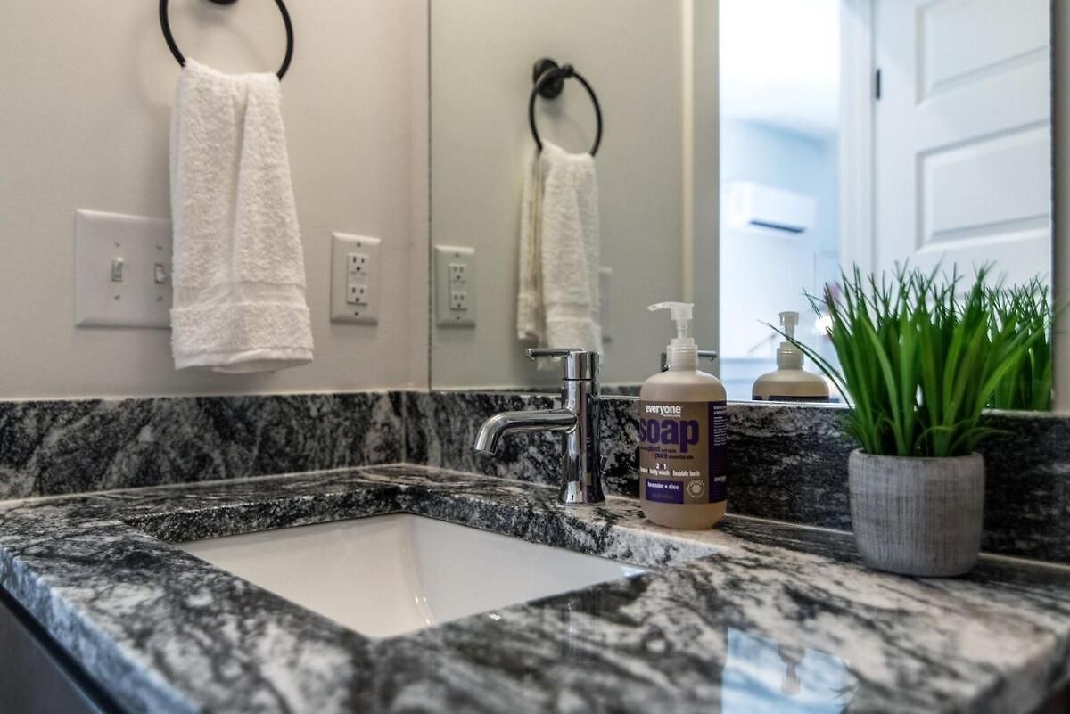 Holiday home Charming East Nash Retreat, Walk To Dining Faves, Cozy Den, Workspace And Smart Tvs, Plush Velvet Sofa, Full Kitchen & Garage, Near Mas Tacos & Five Points, 10 Min To Broadway, 24 Hr Hospitality Nashville
