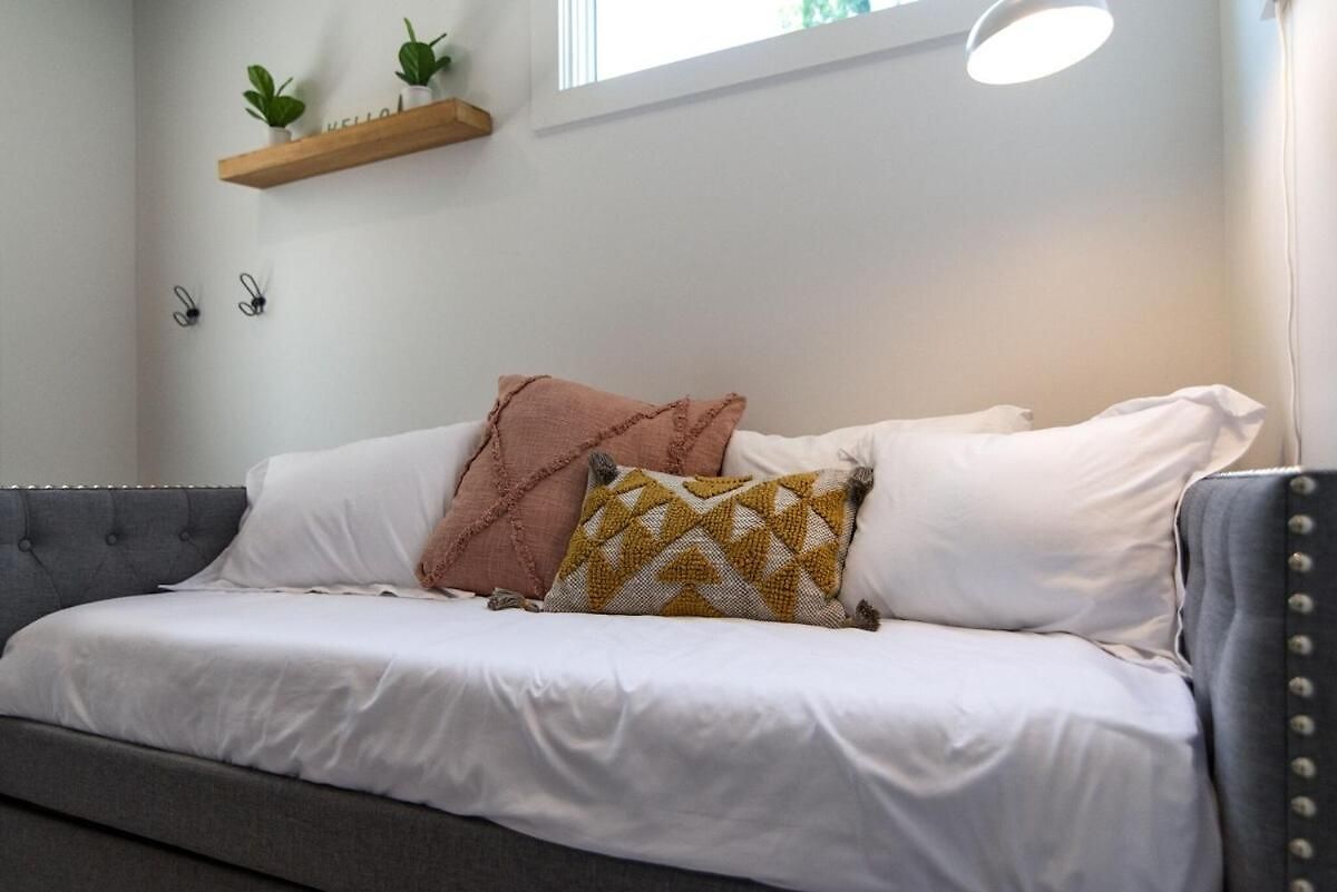 Charming East Nash Retreat, Walk To Dining Faves, Cozy Den, Workspace And Smart Tvs, Plush Velvet Sofa, Full Kitchen & Garage, Near Mas Tacos & Five Points, 10 Min To Broadway, 24 Hr Hospitality Holiday home Nashville