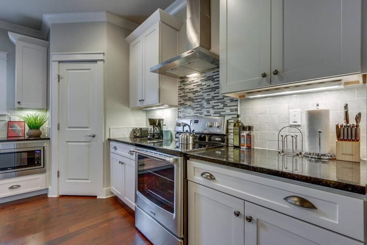 Spacious 4 King Belmont 2 Living Walk To Belmont & Vanderbilt Large Dining Table Smart Tvs Parking 24 Hr Hospitality Near Music Row & The Gulch 2 Miles To Broadway Holiday home *
