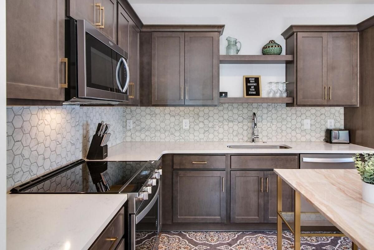 Charming East Nash Retreat, Walk To Dining Faves, Cozy Den, Workspace And Smart Tvs, Plush Velvet Sofa, Full Kitchen & Garage, Near Mas Tacos & Five Points, 10 Min To Broadway, 24 Hr Hospitality Holiday home Nashville