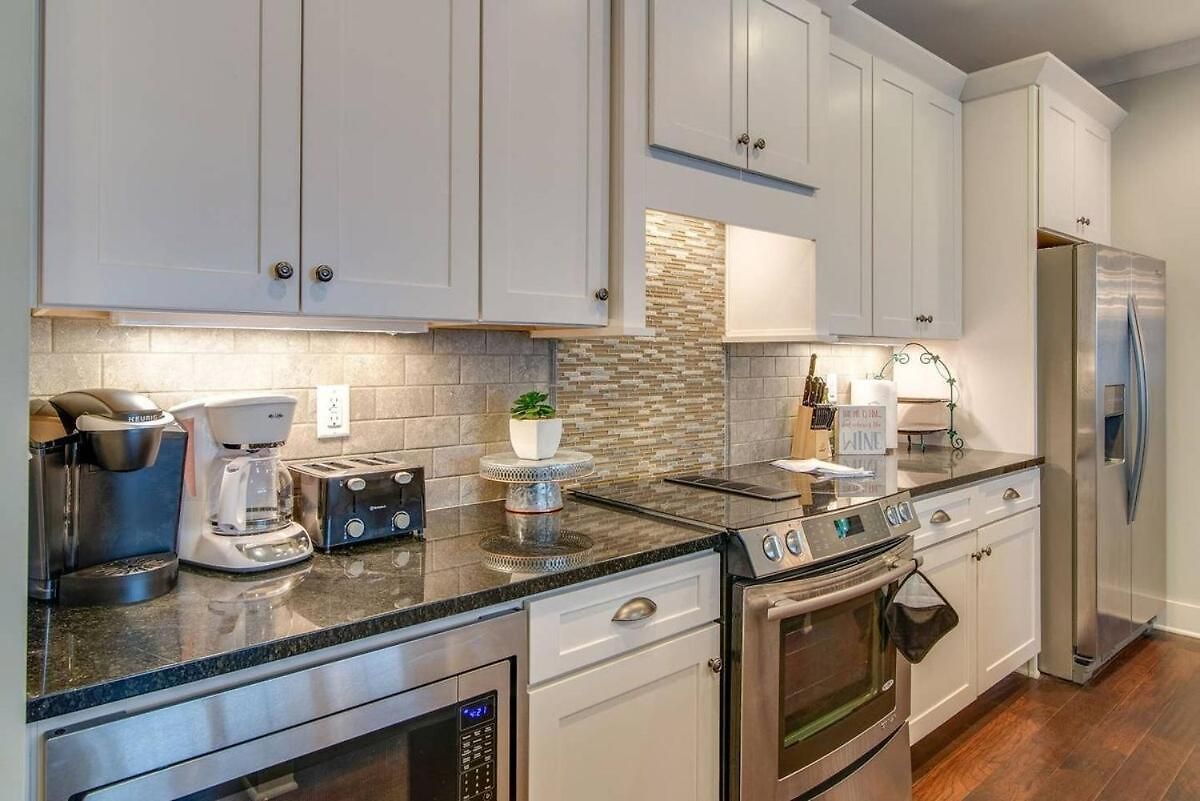 Modern 3 King Belmont Retreat With 2 Living Walk To Belmont & Vanderbilt Near Music Row The Gulch & 12th South 2 Miles To Broadway Large Dining Table Smart Tvs Parking 24 Hr Hospitality