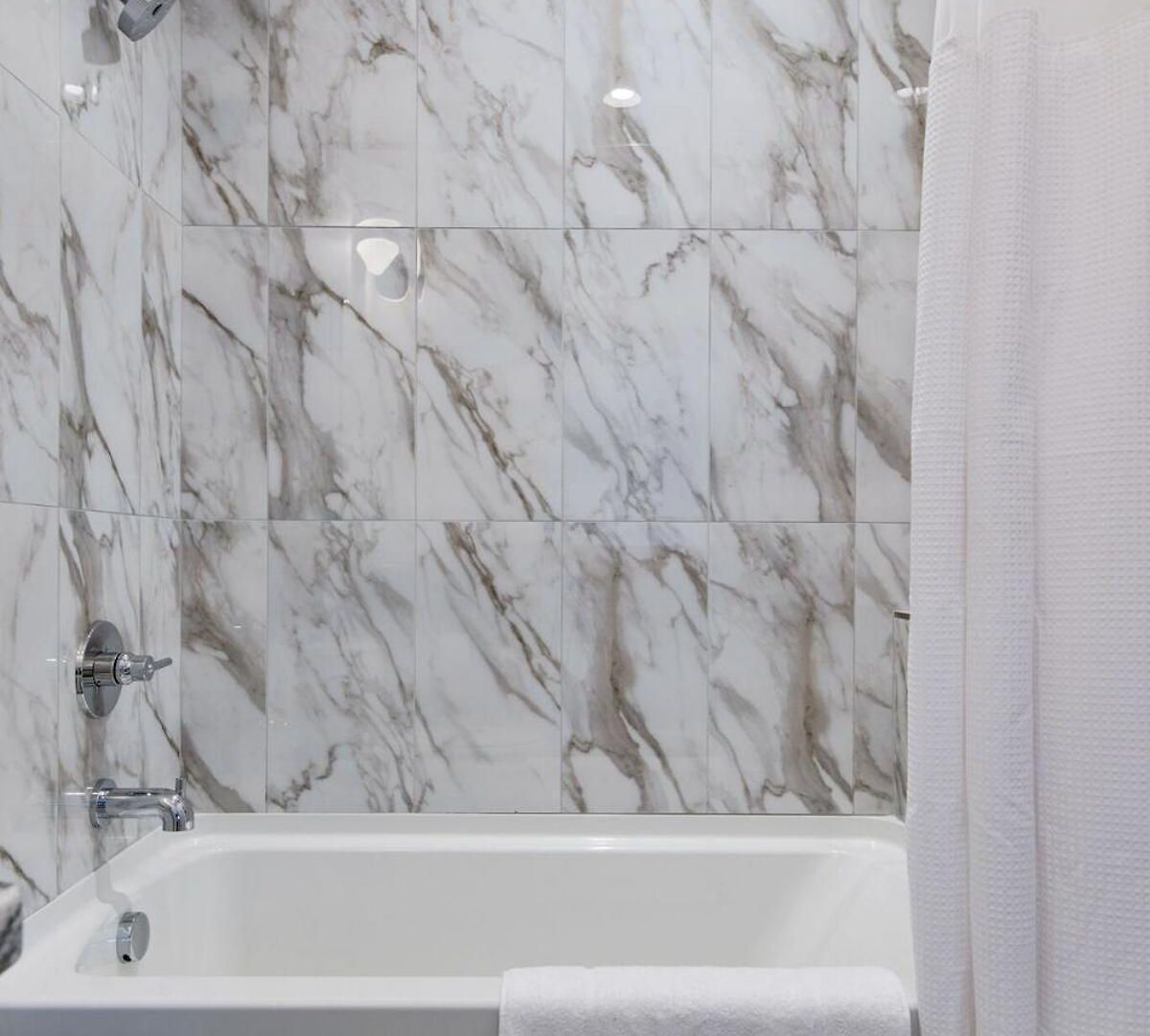 Charming East Nash Retreat, Walk To Dining Faves, Cozy Den, Workspace And Smart Tvs, Plush Velvet Sofa, Full Kitchen & Garage, Near Mas Tacos & Five Points, 10 Min To Broadway, 24 Hr Hospitality Holiday home
