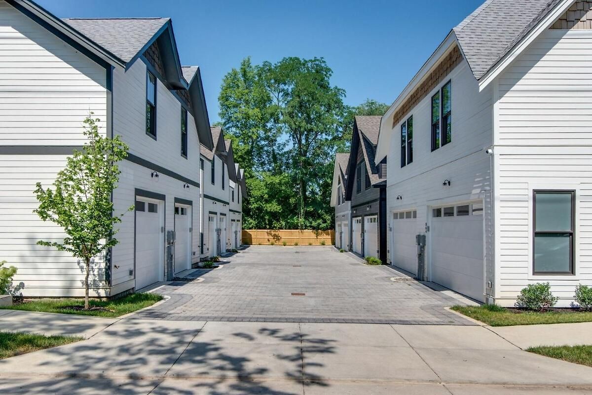 Holiday home Charming East Nash Retreat, Walk To Dining Faves, Cozy Den, Workspace And Smart Tvs, Plush Velvet Sofa, Full Kitchen & Garage, Near Mas Tacos & Five Points, 10 Min To Broadway, 24 Hr Hospitality *