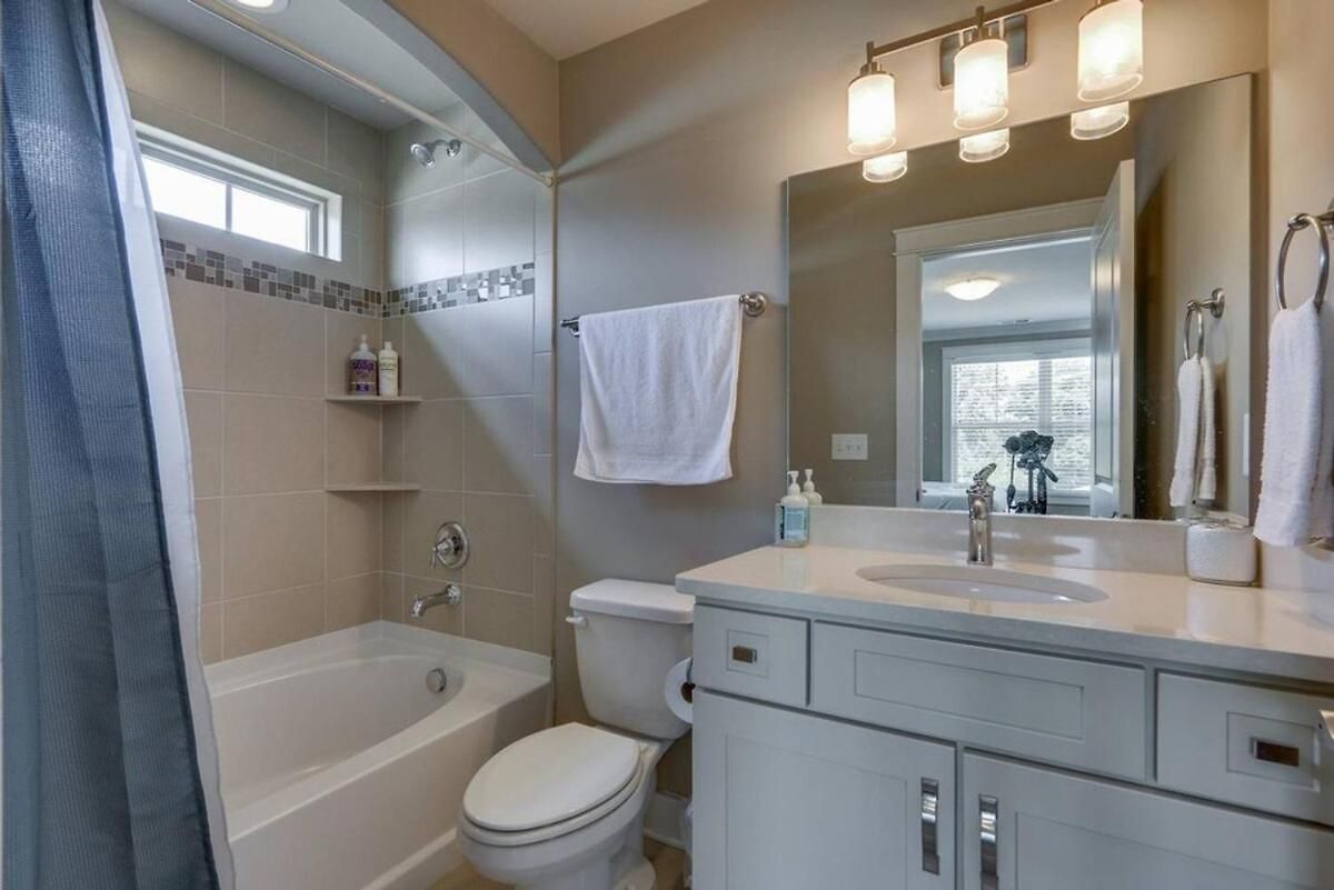 Holiday home Spacious 4 King Belmont 2 Living Walk To Belmont & Vanderbilt Large Dining Table Smart Tvs Parking 24 Hr Hospitality Near Music Row & The Gulch 2 Miles To Broadway Nashville