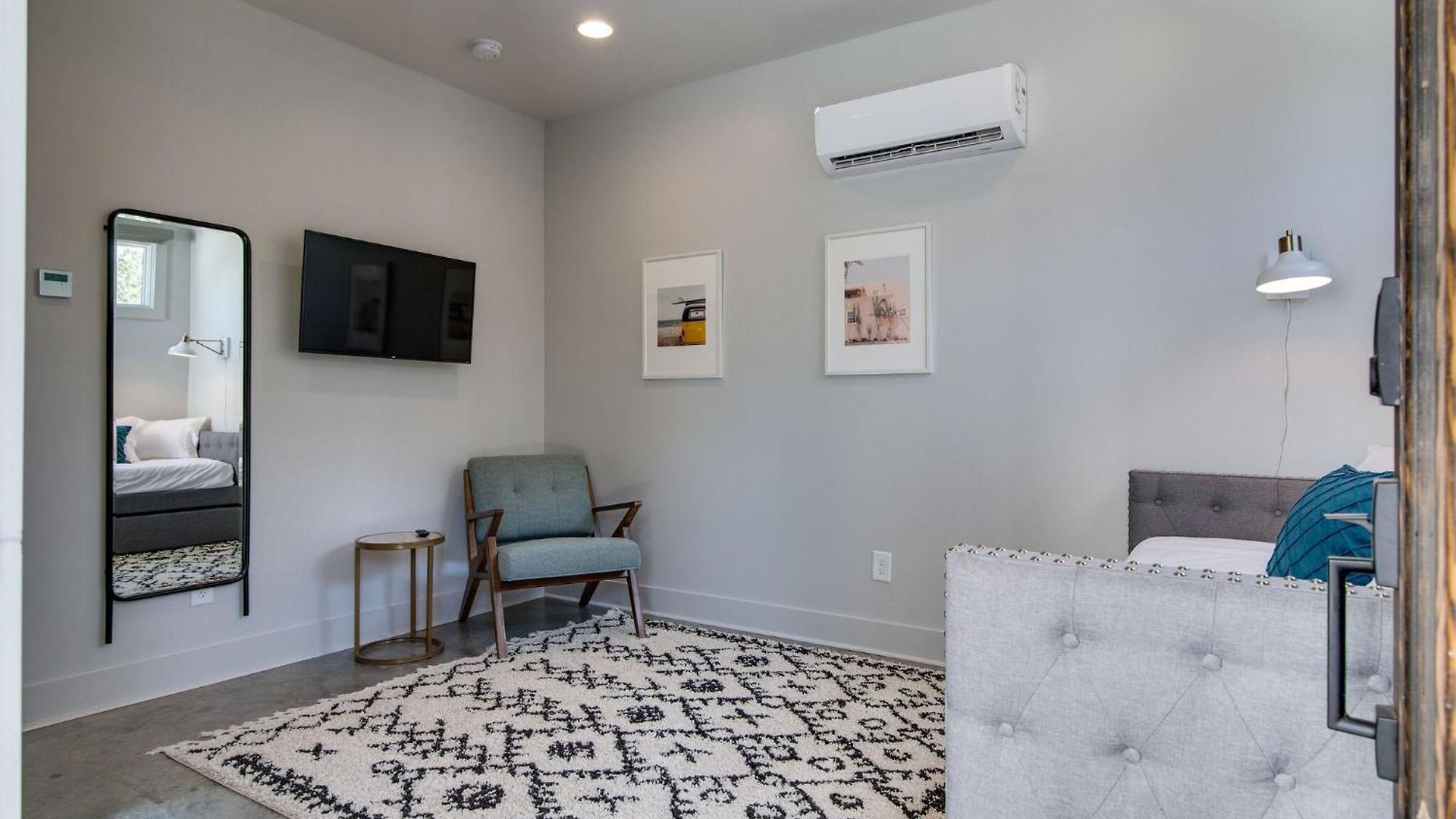 Modern East Gem, Walk To Local Favorites, Cozy Den, Workspace & Smart Tvs, Fully Equipped Kitchen, Garage & Fast Wifi, Near Mas Tacos, Rosepepper & Five Points, 10 Min To Broadway & Nissan Stadium, 24 Hr Hospitality Holiday home *