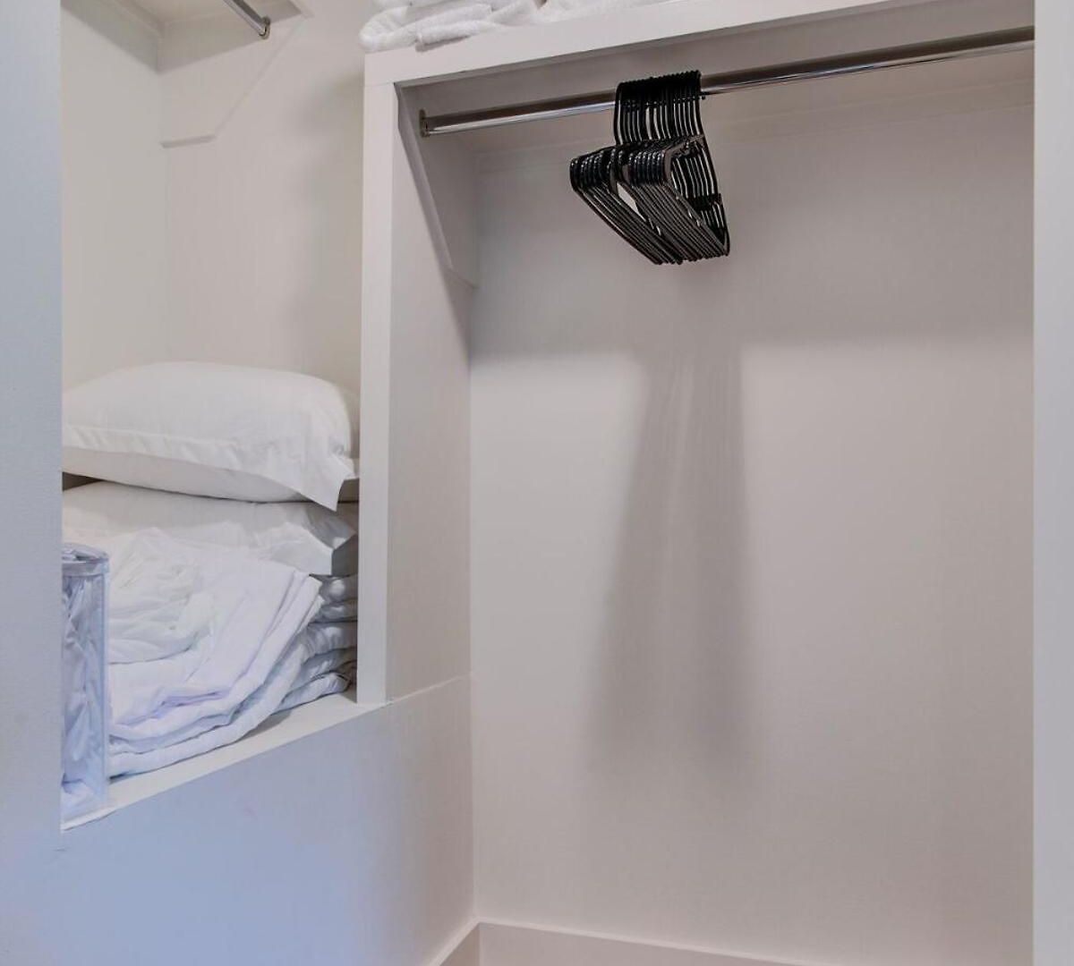 Holiday home Charming East Nash Retreat, Walk To Dining Faves, Cozy Den, Workspace And Smart Tvs, Plush Velvet Sofa, Full Kitchen & Garage, Near Mas Tacos & Five Points, 10 Min To Broadway, 24 Hr Hospitality