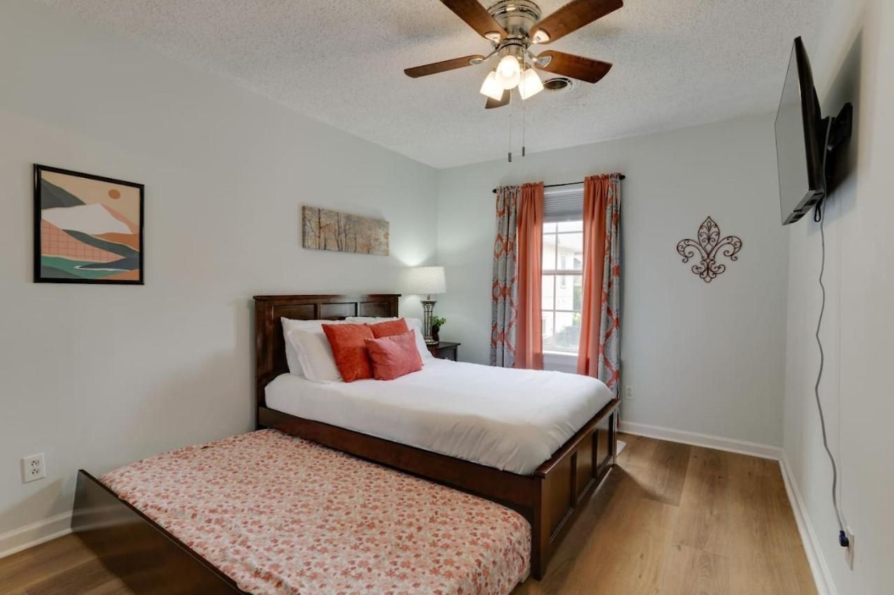 Beautiful 3 Bedroom- Free Parking 2m To Broadway Apartment