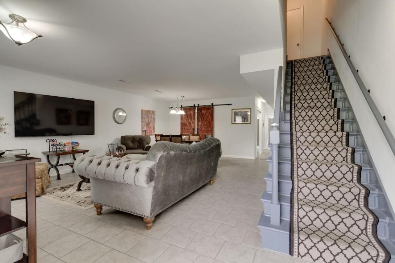 Beautiful 3 Bedroom- Free Parking 2m To Broadway