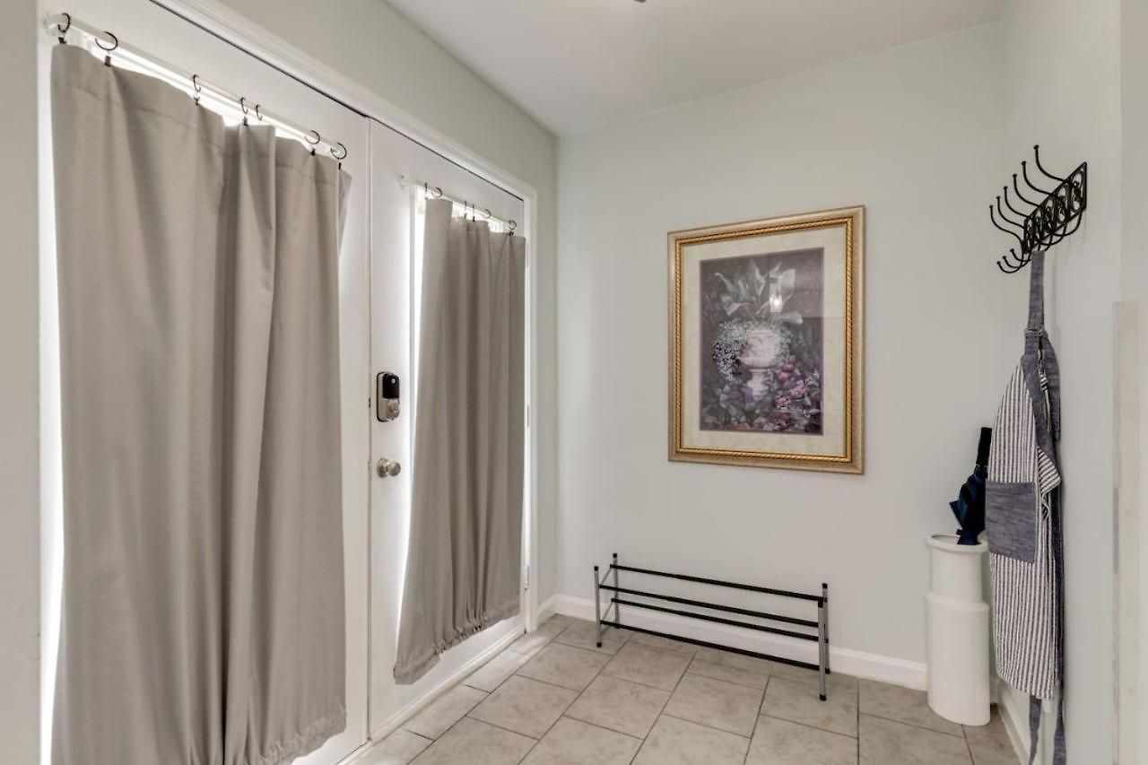 Beautiful 3 Bedroom- Free Parking 2m To Broadway Apartment *
