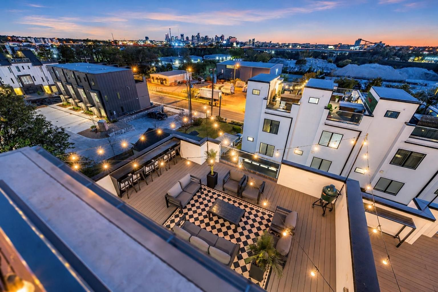 Holiday home Rooftop Hot Tub Views Pac-man Pool Table
