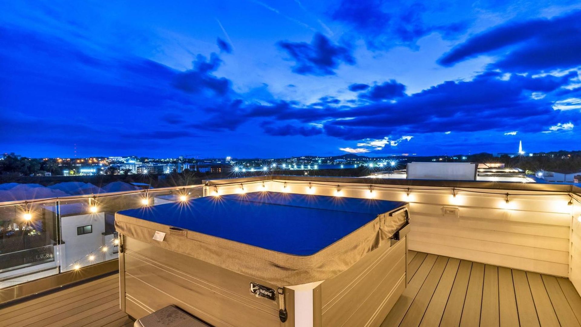 Double Rooftop Decks Hot Tub Karaoke *