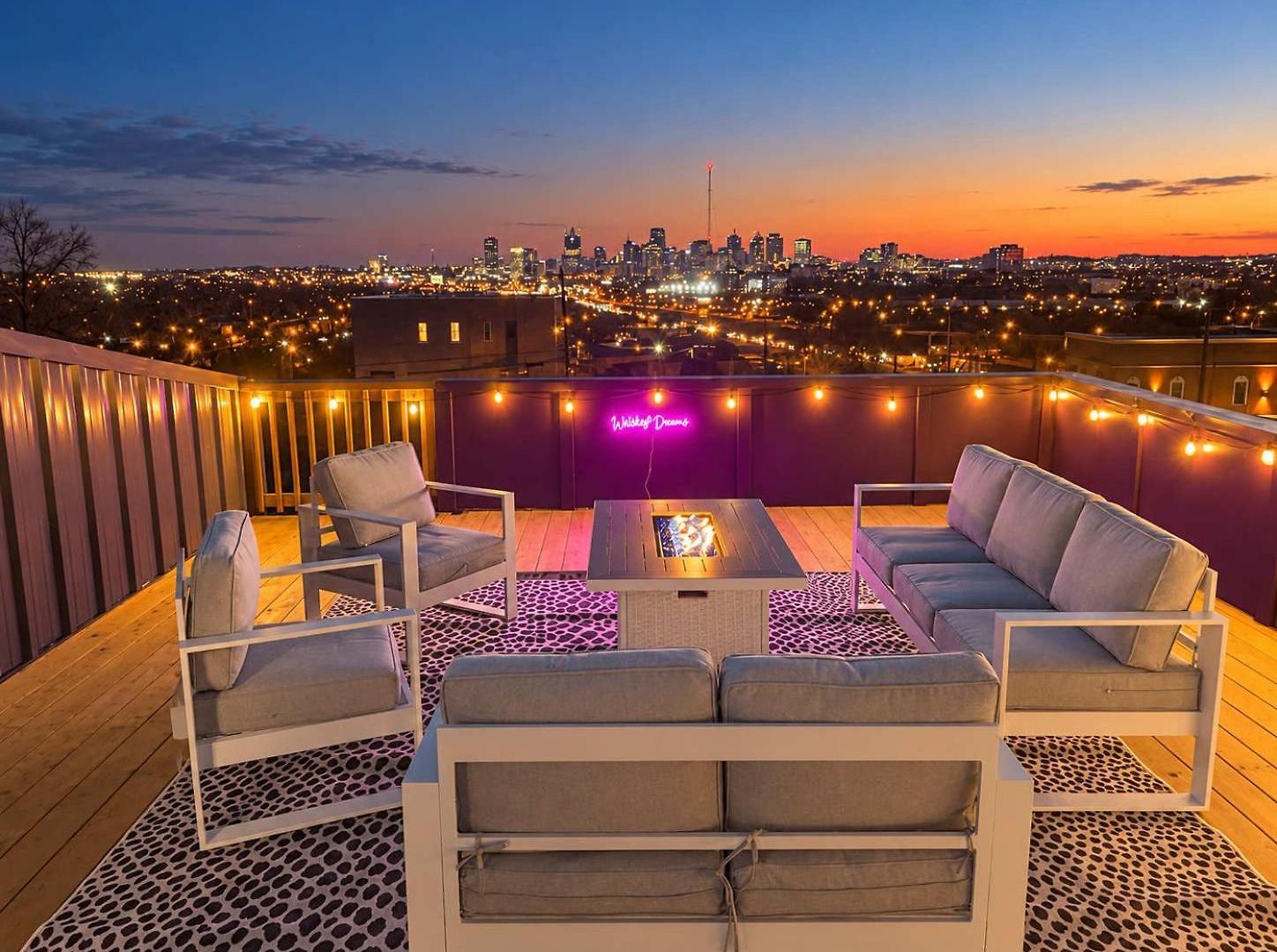 Rooftop Skyline Views - Private Hot Tub - Fire Pit *