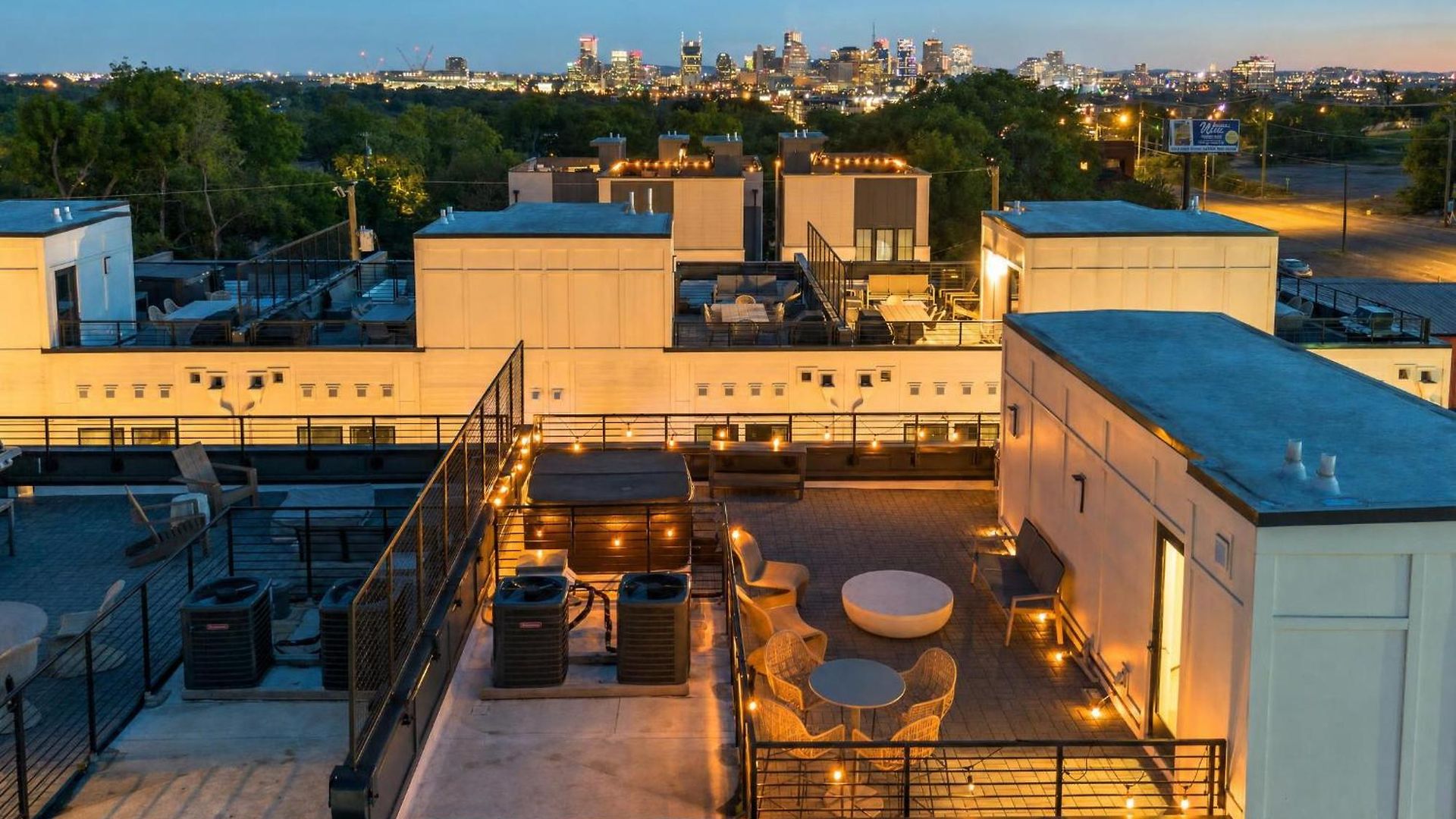 Rooftop Hot Tub & Skyline Views Near Broadway Holiday home