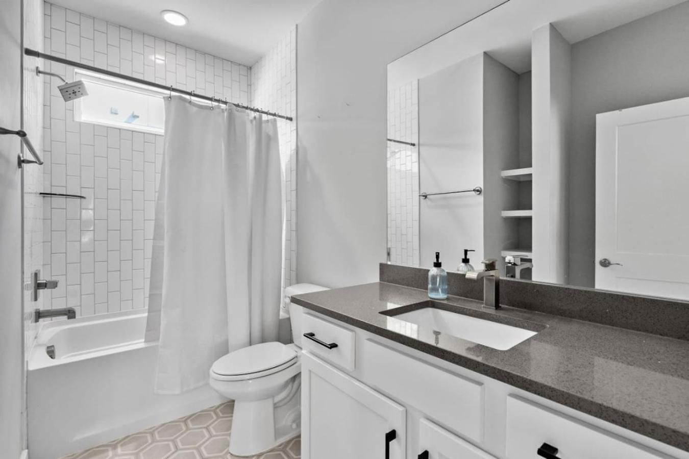 Lucky 7 - Hip East Nash Townhouse & Rooftop Deck *