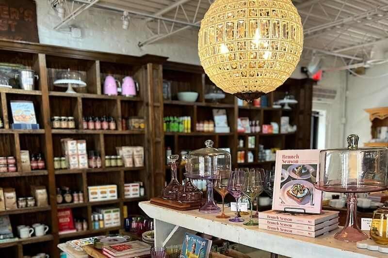Soaring Ceilings & King Beds Overlooking Courtyard, 1 Of 7 Themed Lofts At Cowrite, Find Coffee And Tacos Downstairs, Complimentary Spin Class, Walk To Shopping In 12 South, 10 Minutes To Broadway, Parking, 24 Hr Hospitality * Nashville