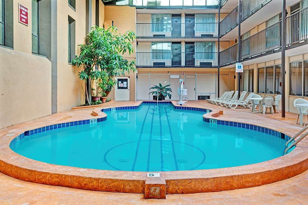 Comfort & Downtown - Stadium Hotel Nashville
