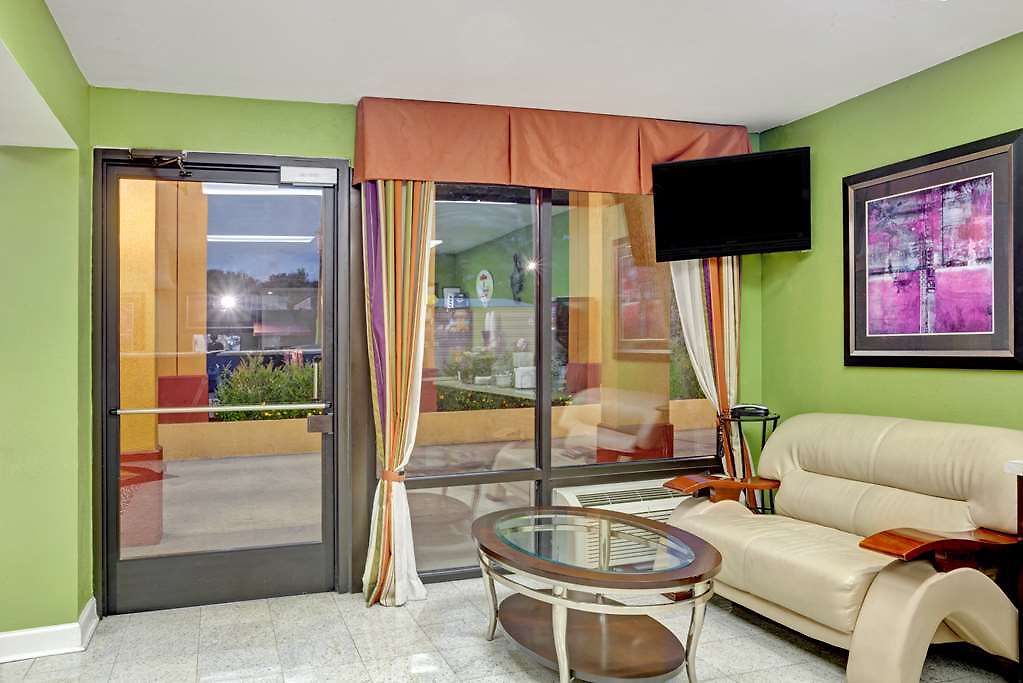 Super 8 By Wyndham West Hotel