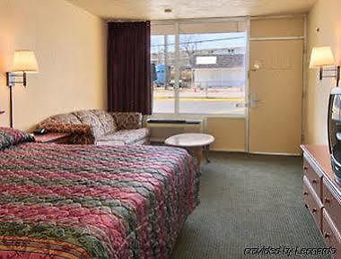 Hotel Super 8 By Wyndham Downtown
