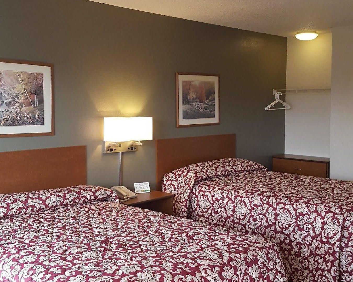 Hotel Hometowne By Red Roof - Airport/briley Pkwy 2*