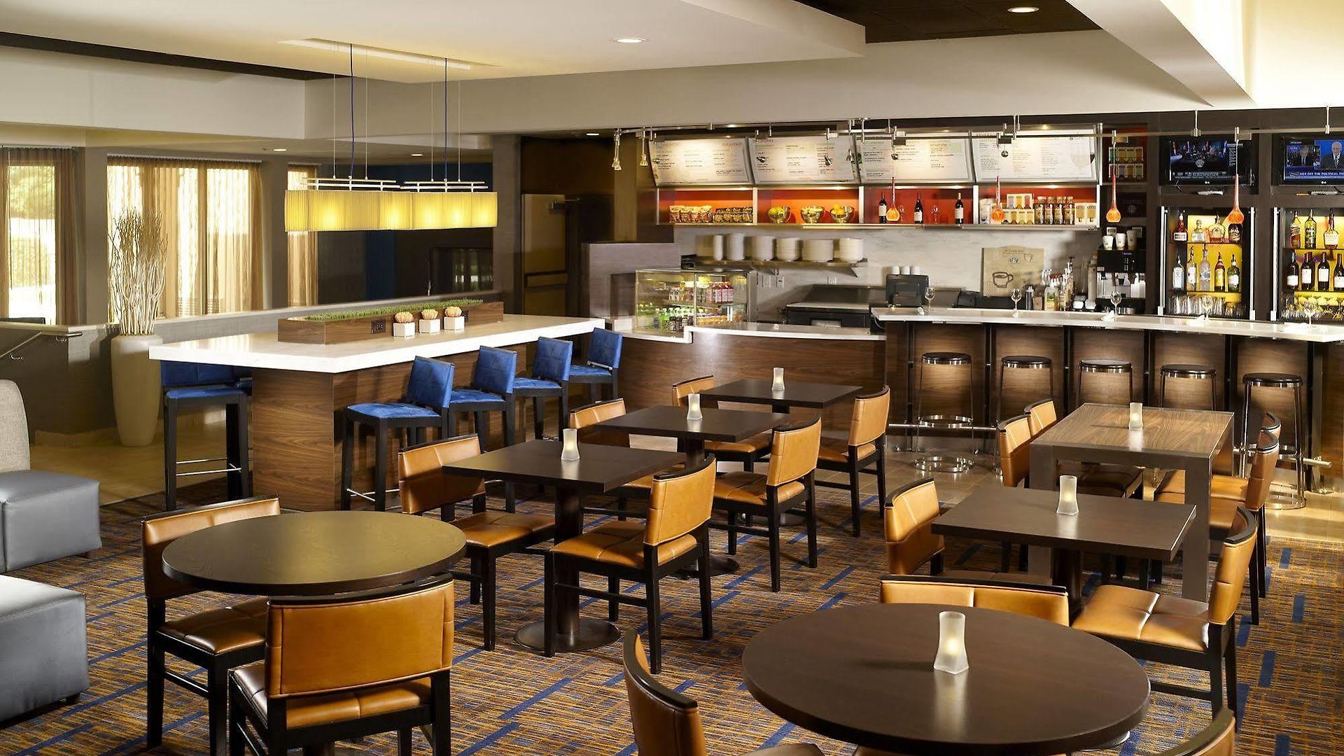 Courtyard By Marriott Airport Hotel