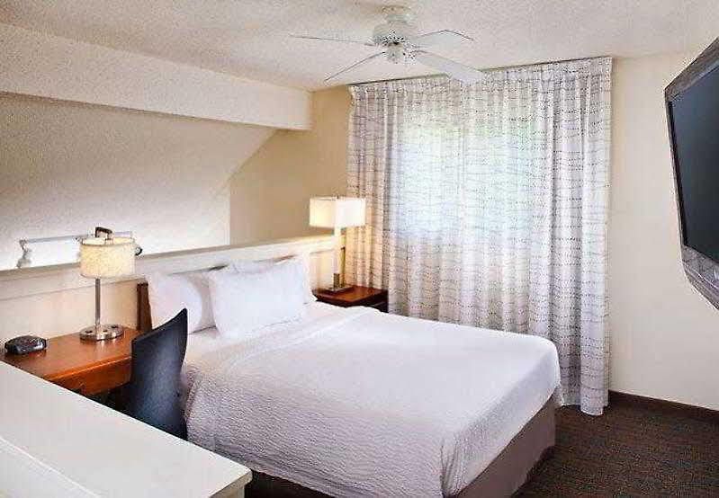 Hotel By Marriott Airport