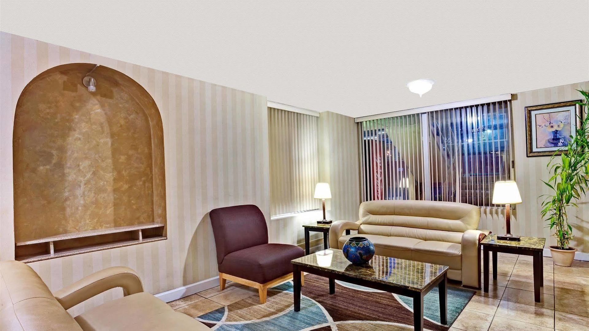 Super 8 By Wyndham Downtown