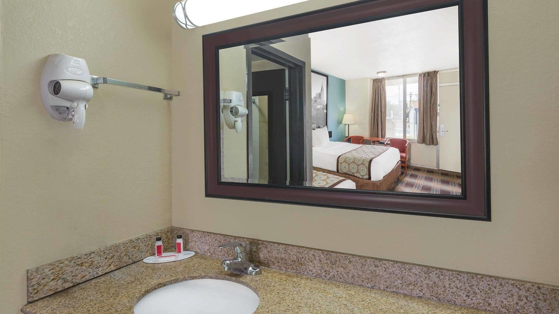 Super 8 By Wyndham Downtown