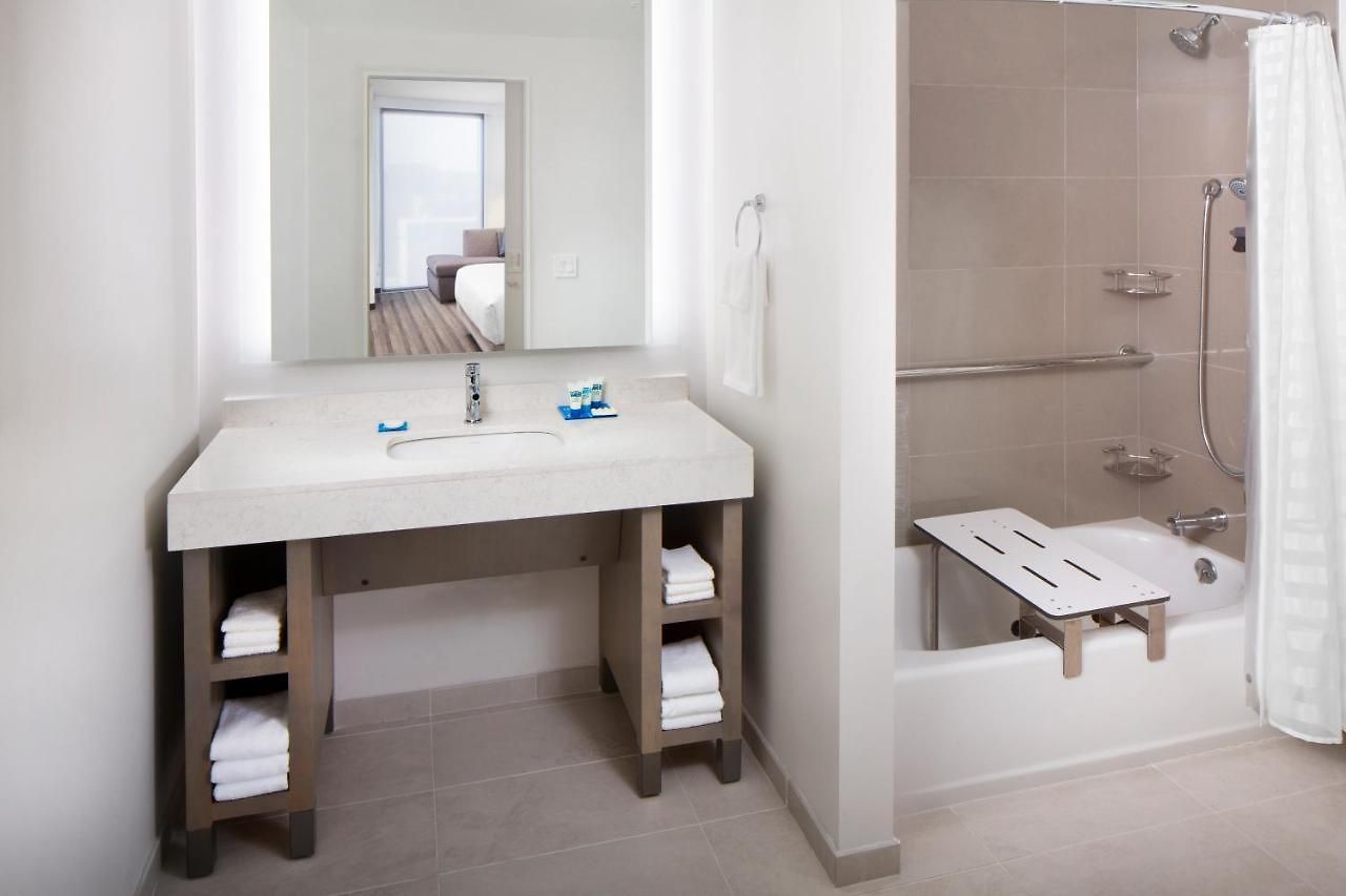 Hyatt House At Vanderbilt 3*
