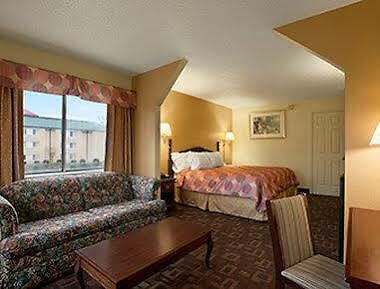 Days By Wyndham Airport East Hotel