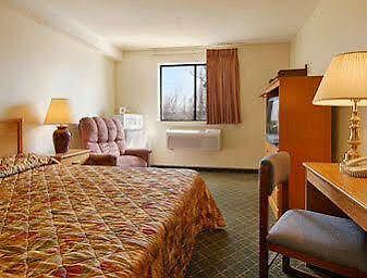 Super 8 By Wyndham Nashville/ Dntn/ Opryland Area Hotel