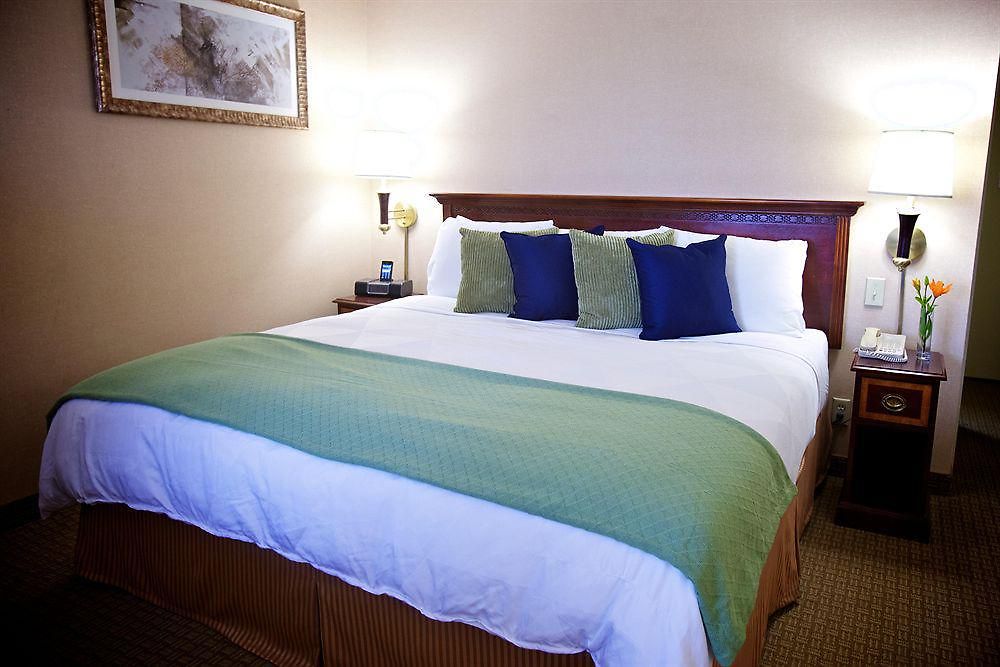 Radisson Airport 4*