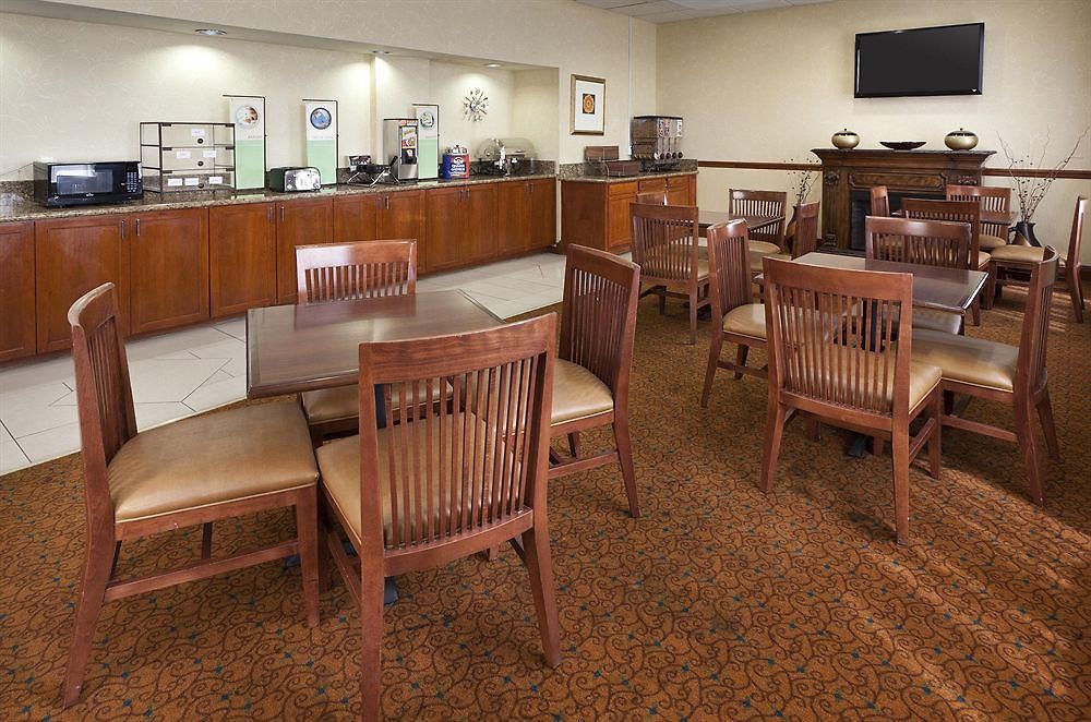 Country & By Radisson Airport Tn Hotel