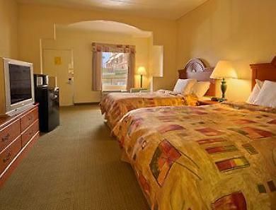 Super 8 By Wyndham Near Downtown / I-40 Hotel