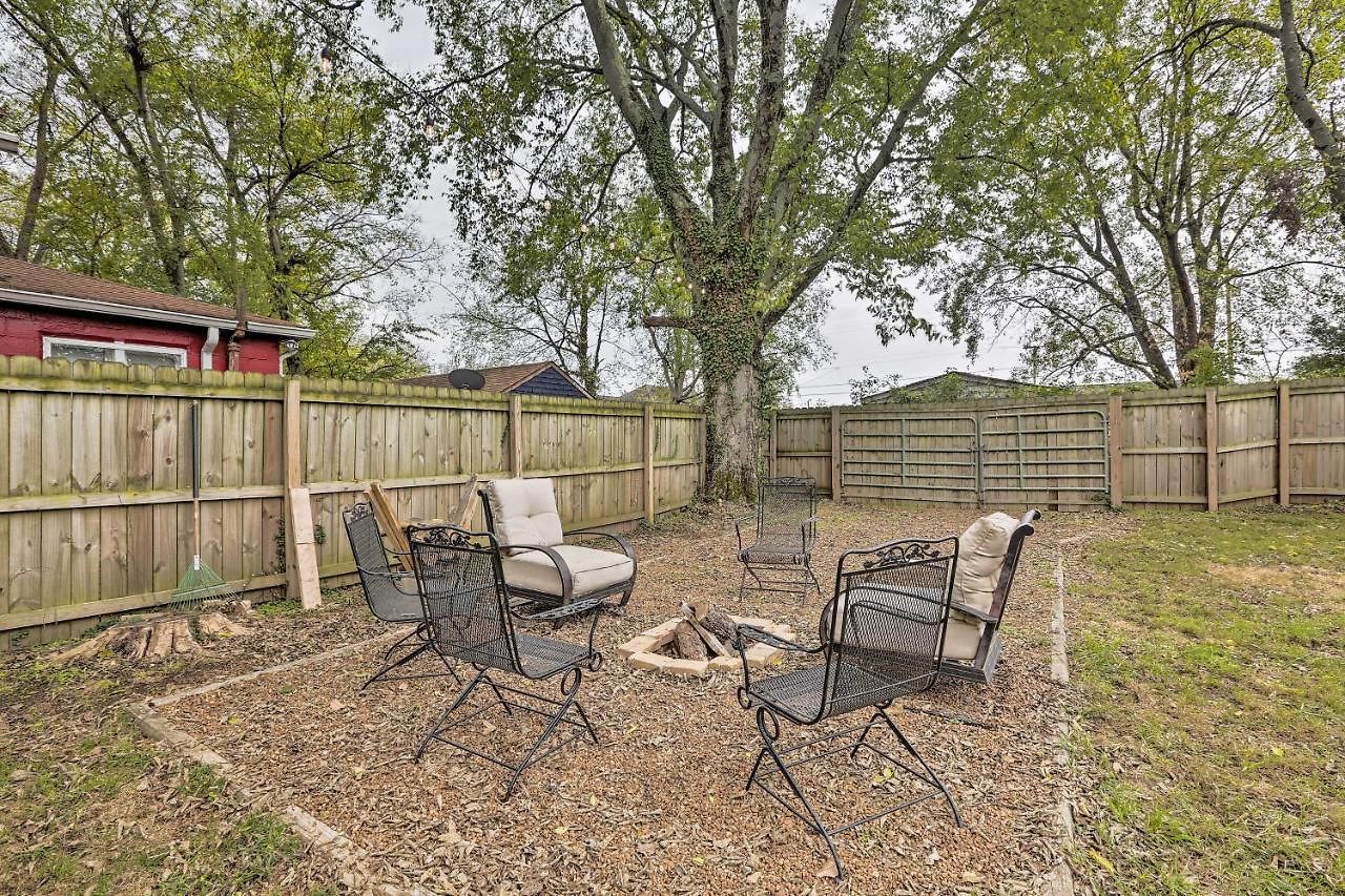 Holiday home W/ Fire Pit & Yard, 3 Mi To Dwtn