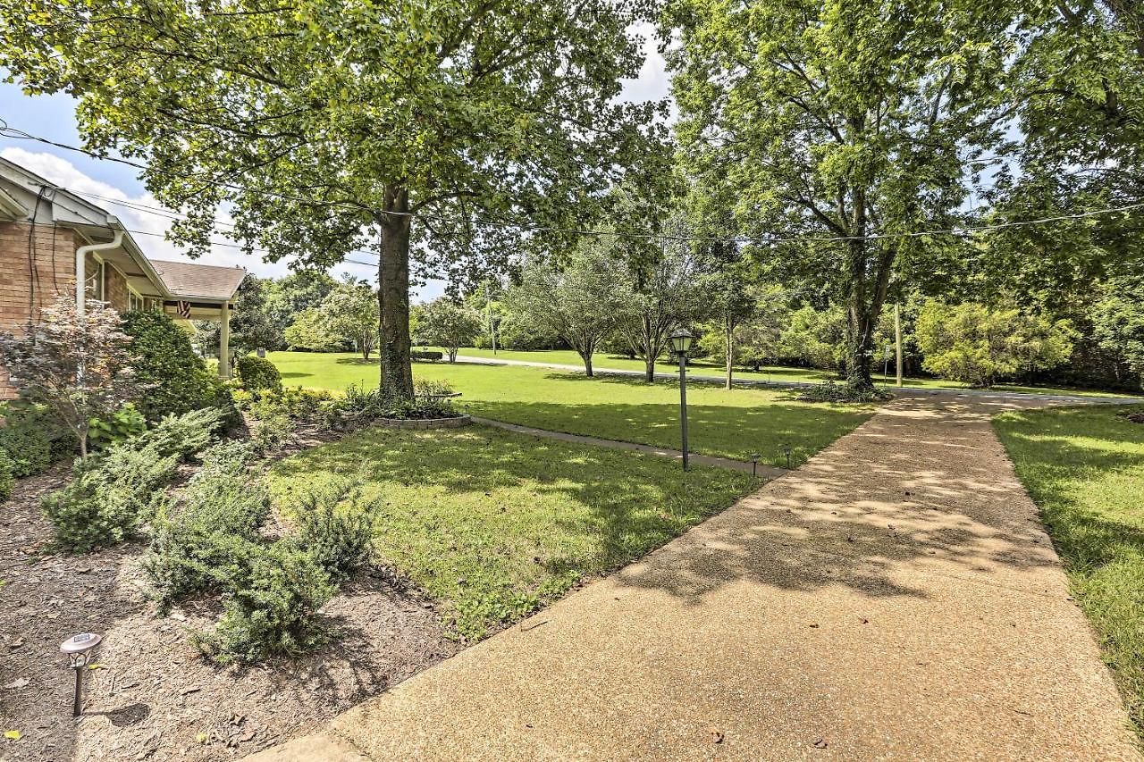 With Patio, 3 Mi To Grand Ole Opry Apartment