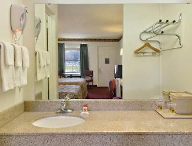 Super 8 By Wyndham West Hotel