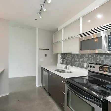 Unfurnished Amazing Layout W Balcony & Storage 30 Day Minimum Holiday home