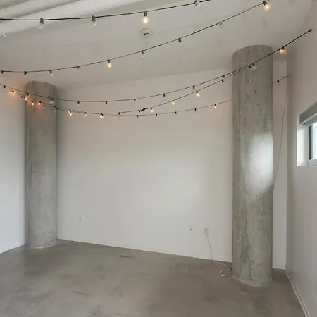 Unfurnished Amazing Layout W Balcony & Storage 30 Day Minimum *