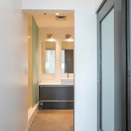 Unfurnished Amazing Layout W Balcony & Storage 30 Day Minimum Holiday home Nashville