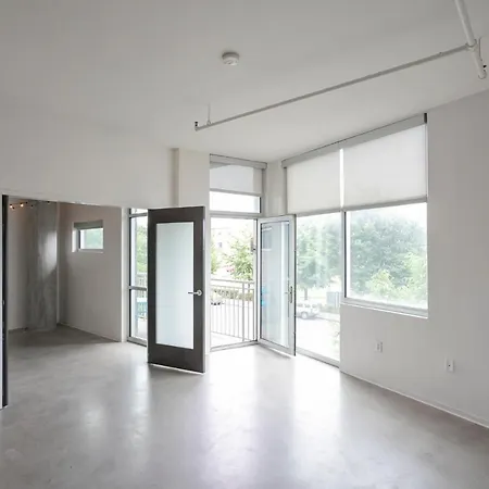 Unfurnished Amazing Layout W Balcony & Storage 30 Day Minimum Holiday home *