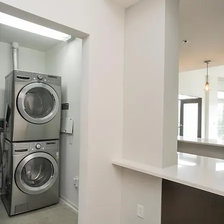 Unfurnished Amazing Layout W Balcony & Storage 30 Day Minimum Holiday home *