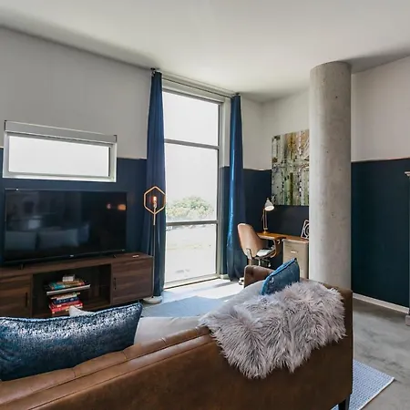Mid Century Modern Downtown 30+ Night Min